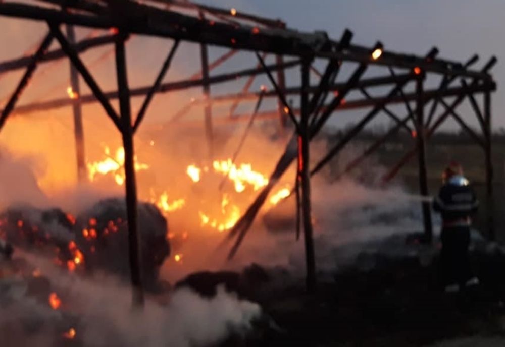 Incendiu puternic la o șură din județ