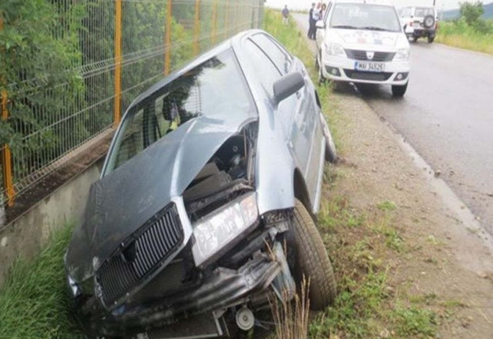 O tânără a ajuns cu mașina în șanț. A fost transportată la spital