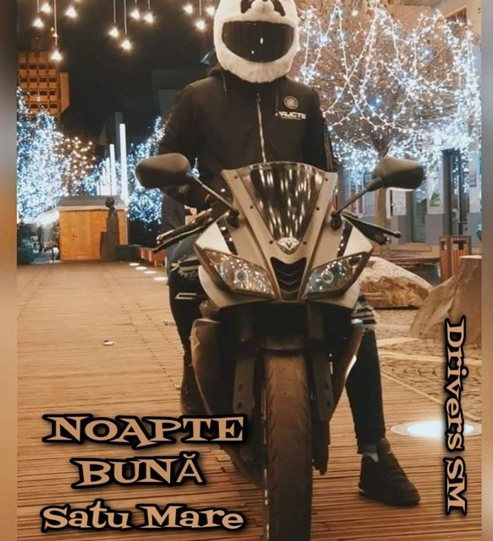 Aroganță la Târgul de Crăciun din Satu Mare. Un motociclist s-a fotografiat sub perdeaua de luminițe