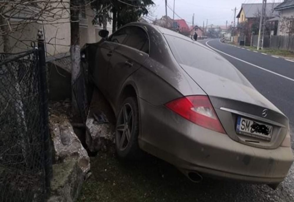 Un sătmărean a intrat cu mașina în casa unui maramureșean. A fugit de la locul accidentului