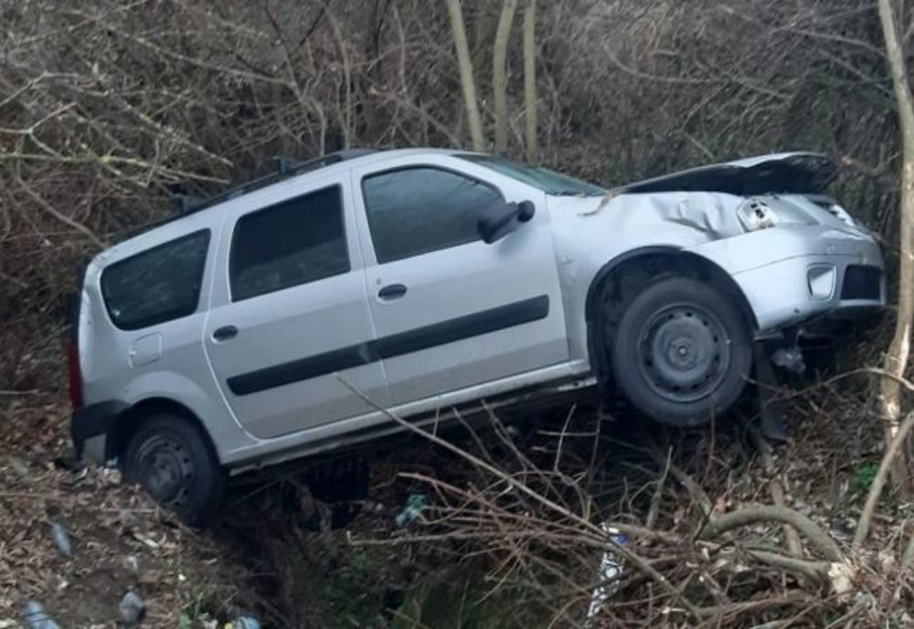 Tânără rănită, după ce mașina în care se afla s-a răsturnat în șanț