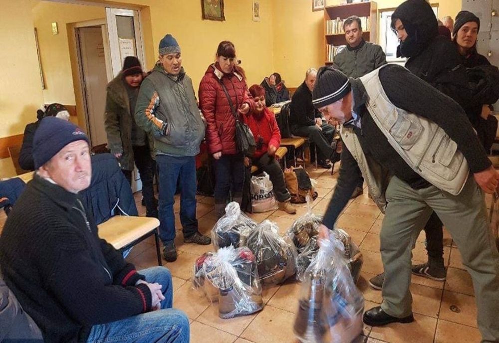 Artistul Petrică Mureșan a donat încălțăminte pentru zeci de oameni ai străzii