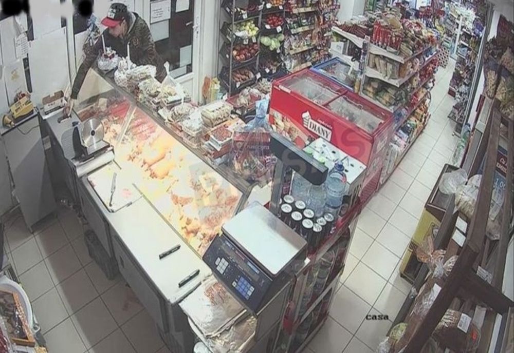 Prins în flagrant în timp ce spărgea un magazin