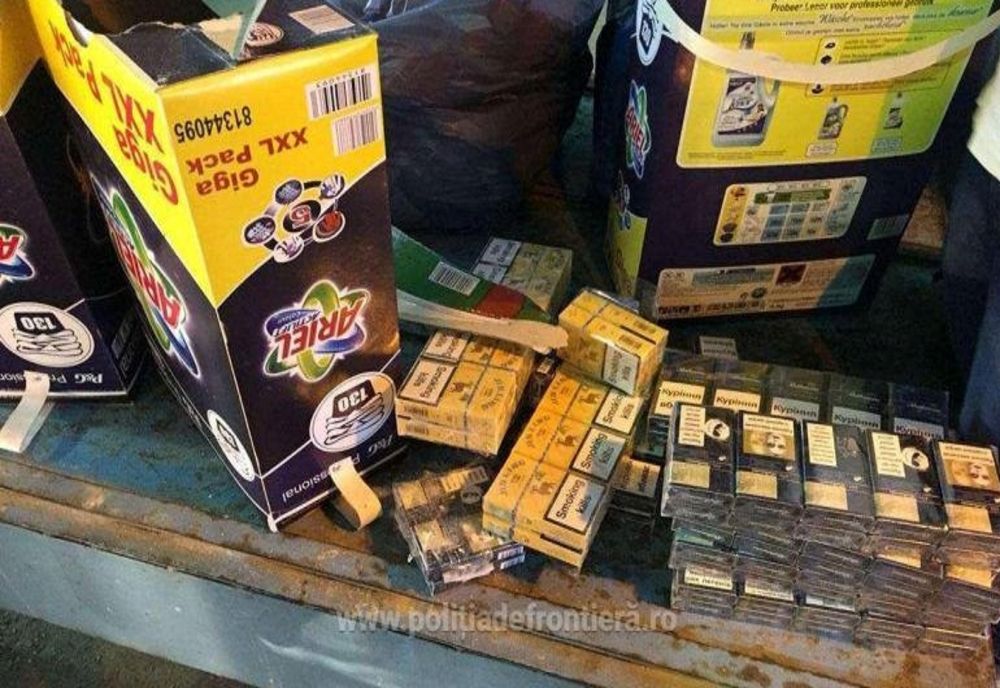Țigări ascunse în cutii de bere și detergenți, confiscate în Vama Halmeu