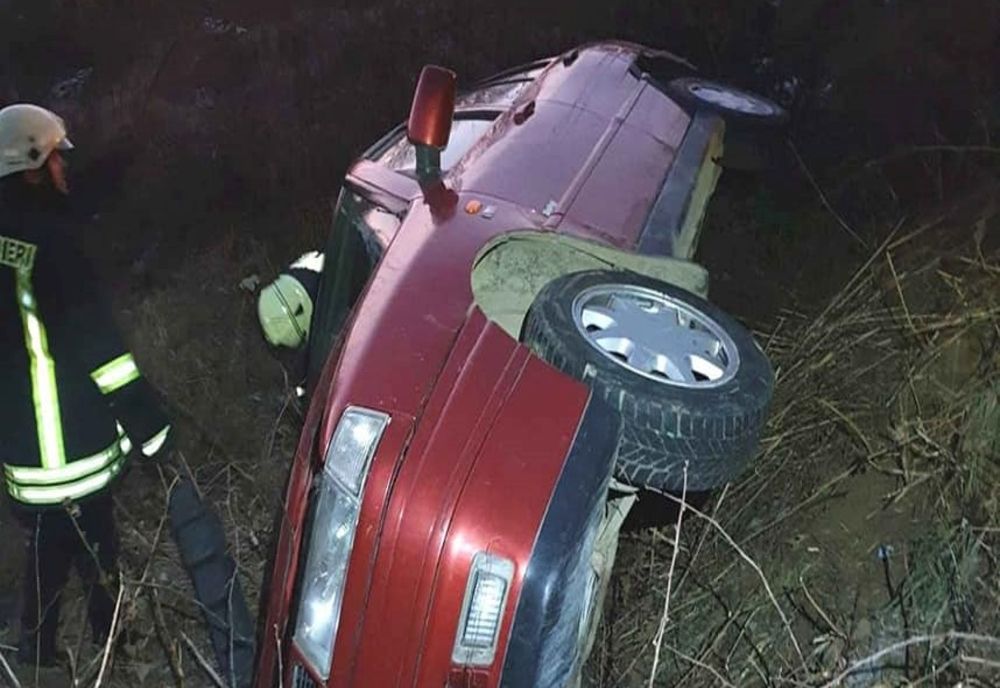 Maşină căzută în groapa de lângă podul Decebal din municipiu