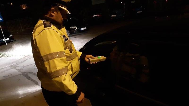 Șoferi beți sau fără permis prinși de polițiști, în weekend
