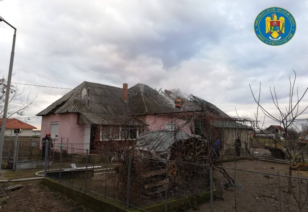 Un sătmărean și-a dat foc la casă, rănindu-și și fiul