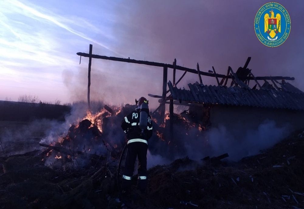 Șură mistuită de flăcări în județ