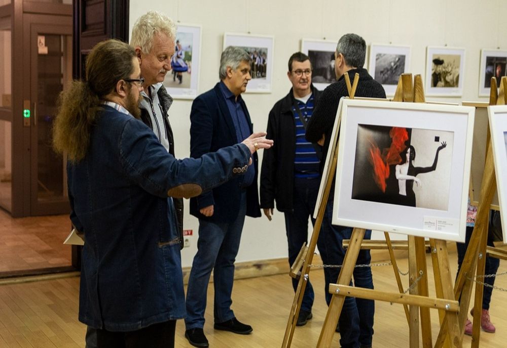A fost vernisată expoziția Asociației Fotografilor Maghiari de pretutindeni la Castelul din Carei