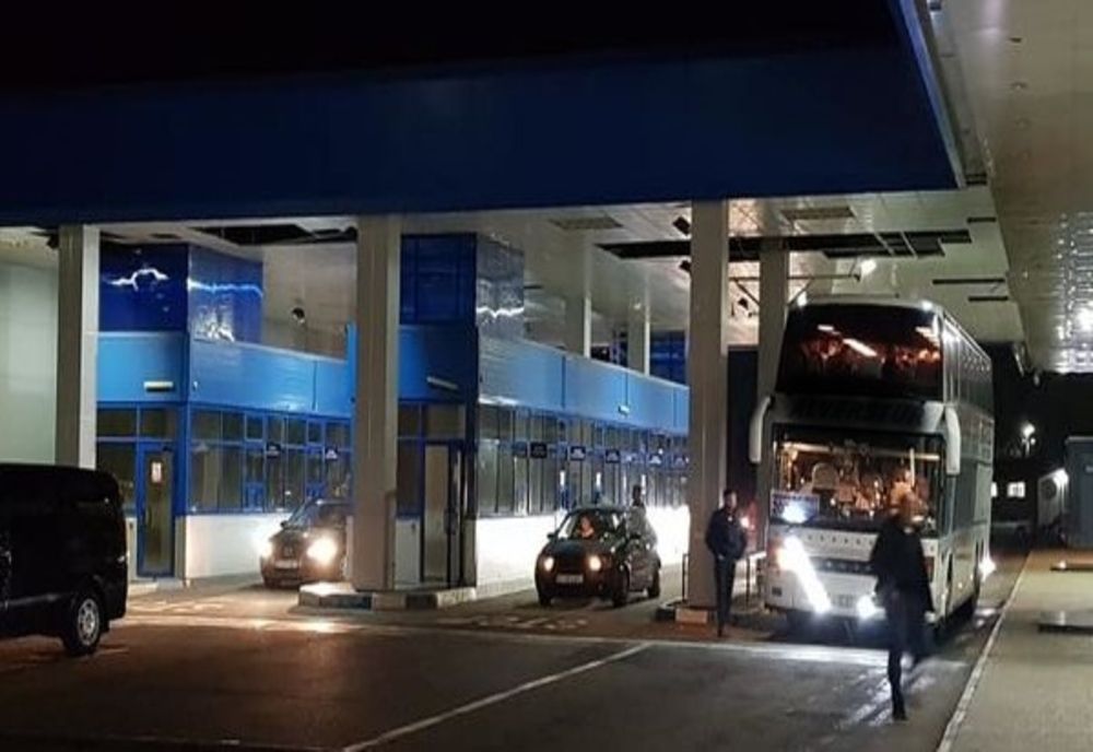 Două autocare cu români din Italia au revenit în țară prin Vama Petea. Nu există suspiciuni de îmbolnăvire cu coronavirus