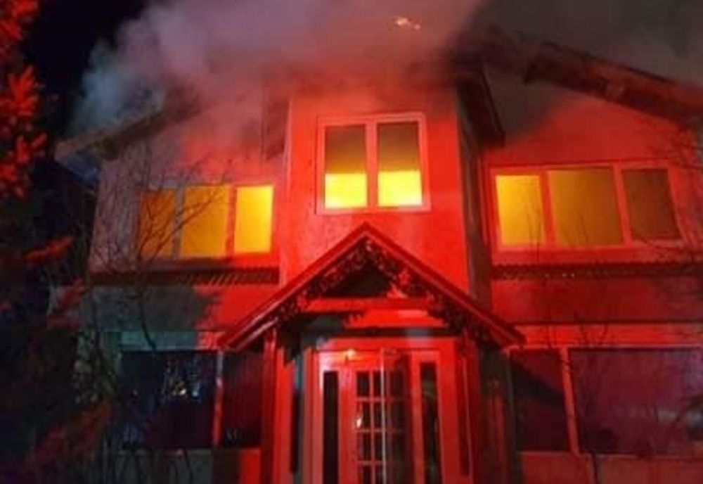 Incendiu de proporții în județ: 20 de pompieri s-au luptat ore întregi cu flăcările