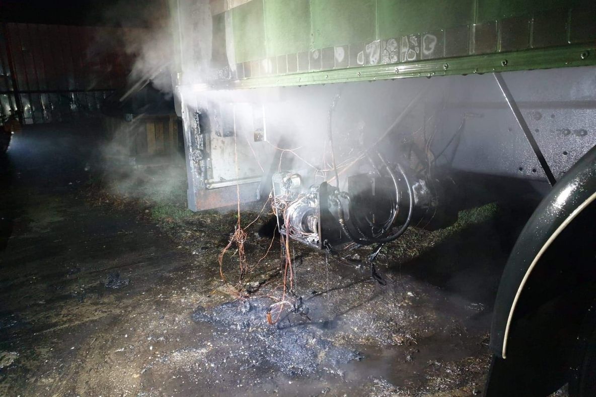 O autoutilitară a ars, după un scurtcircuit produs la un conductor electric