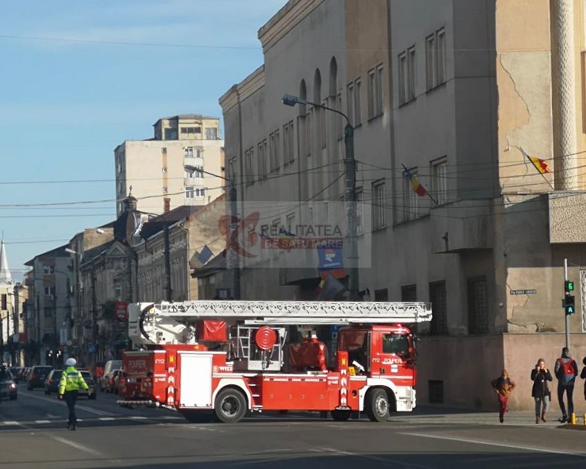 Clădirea Muzeului Județean, pericol pentru trecători