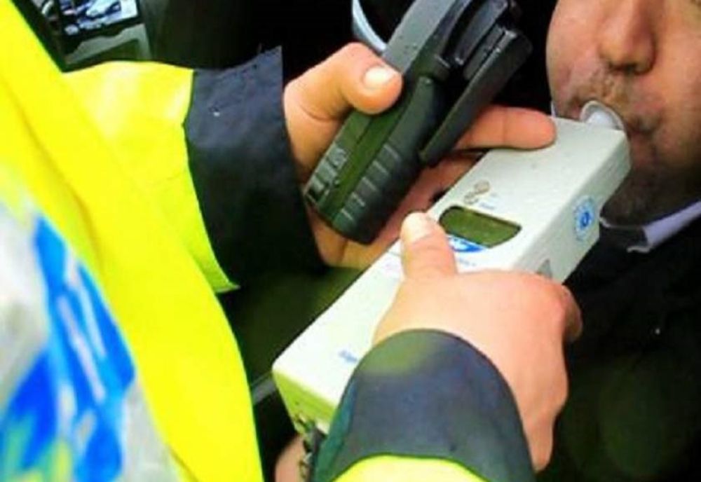 Un sătmărean băut s-a oprit cu maşina în gardul unei case din Bobota