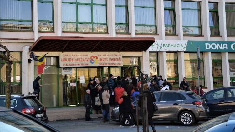 Autoritățile fac apel la înțelegere și îi roagă pe sătmăreni să nu se deplaseze la policlinică fără programare