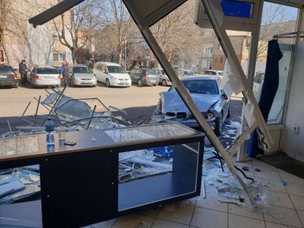 Un BMW a fost proiectat într-un magazin din piaţa agroalimentară Carei. Vinovat, un tânăr de 17 ani