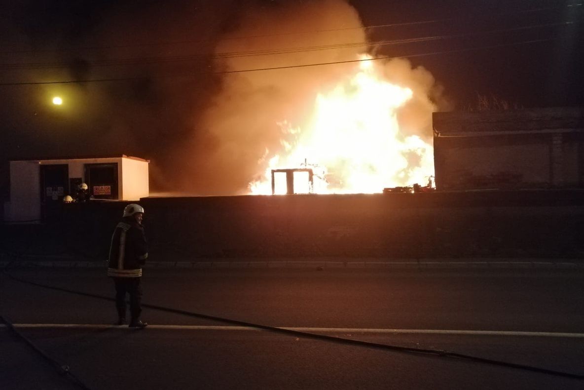Incendiu la o baracă de pe b-dul Transilvania. Persoanele aflate în interior au reușit să se autoevacueze