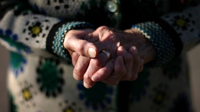 Tânăr reţinut pentru 24 de ore, după ce a tâlhărit o bătrână