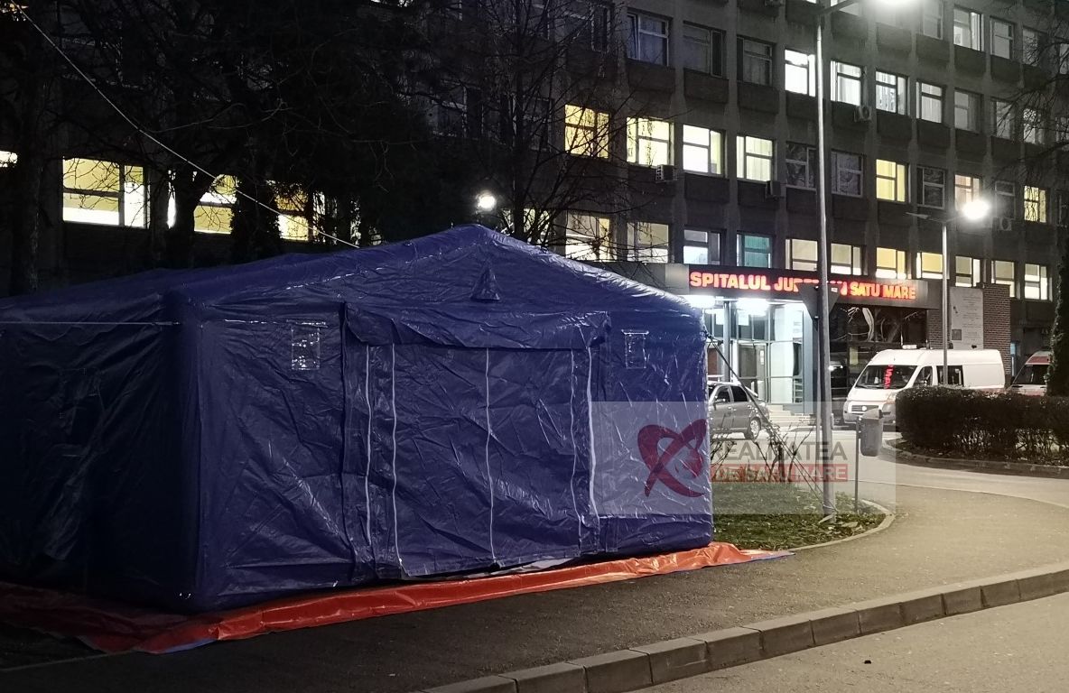 COVID-19. Au fost montate corturi pentru pre-triaj, în curtea Spitalului Județean Satu Mare