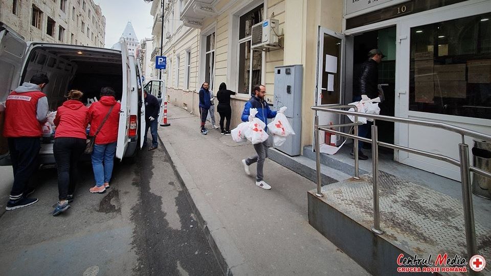 Crucea Roșie Satu Mare asistă persoanele fără aparținători, aflate în izolare la domiciliu, cu produse alimentare de bază