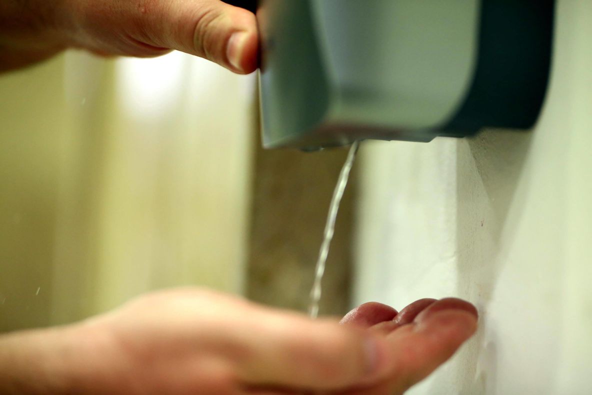 Toate blocurile trebuie să aibă la intrare dispozitive cu soluții dezinfectante