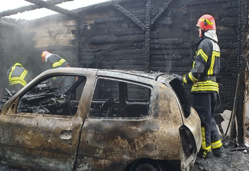 Incendiu puternic de la un trăsnet, la garajul unei case