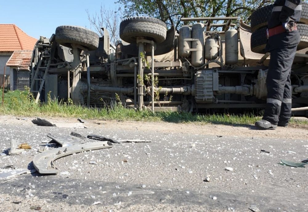 Accident rutier între un autocamion și o betonieră