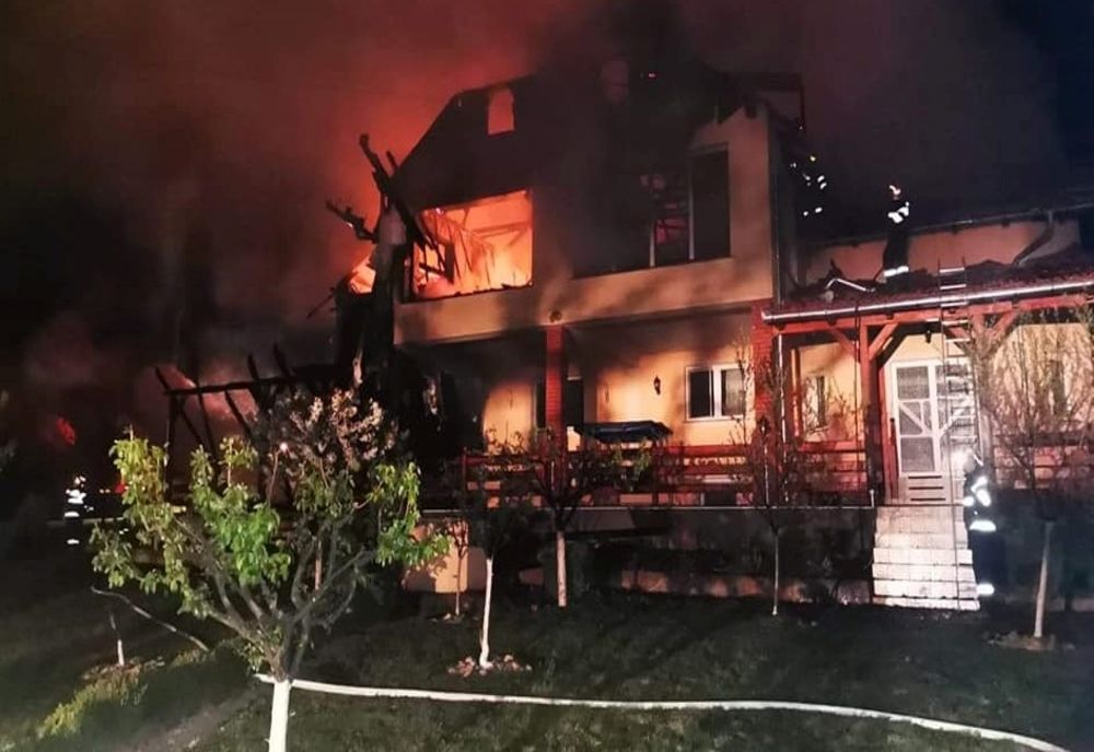 Incendiu de amploare la două case de locuit din județ
