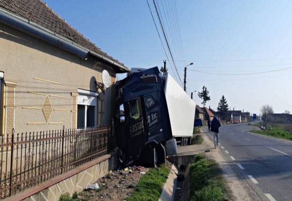 Un TIR s-a oprit într-o casă din Pișcolt