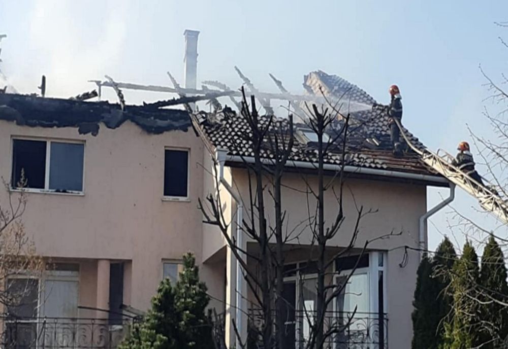 Incendiu la o casă de locuit din Negrești. Vecinul a ”igienizat” prin incendierea unor deșeuri și resturi vegetale