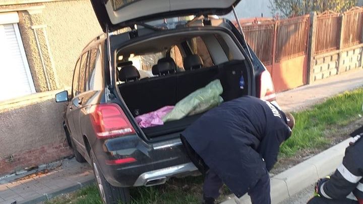 Carei | Un autoturism s-a izbit frontal de peretele unei case, avariind o conductă de gaz