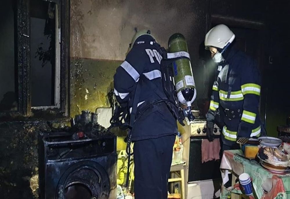 Incendiu la un apartament din municipiul Satu Mare. Mamă și fiu, ambii bolnavi, transportați la spital