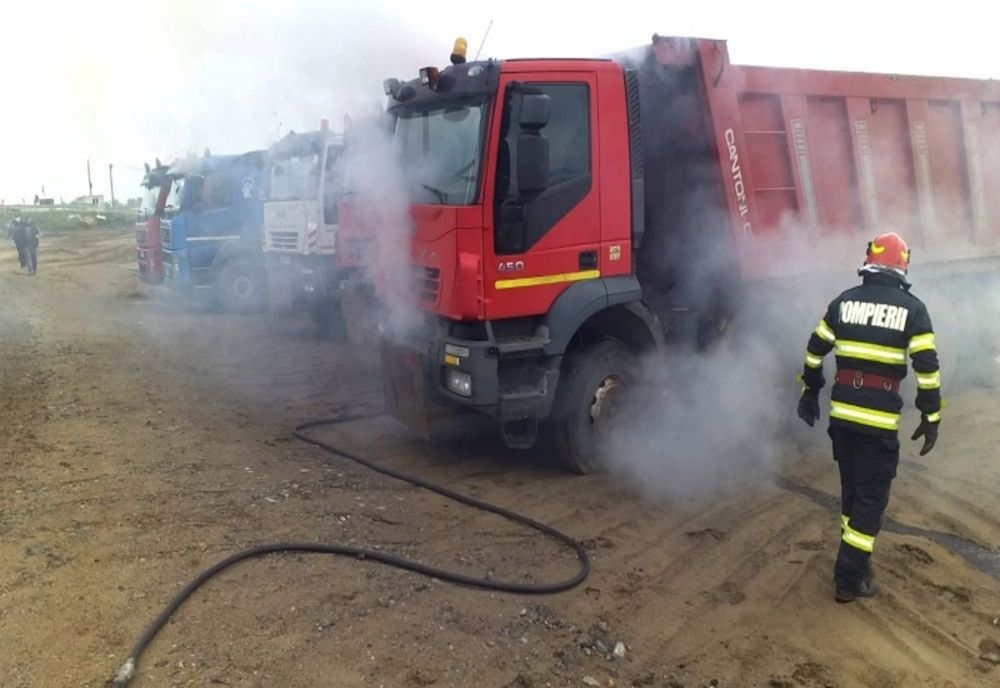 Autocamion în flăcări pe Drumul Careiului