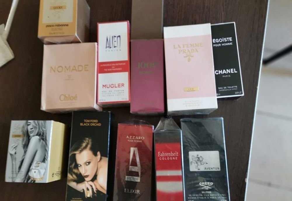 Parfumuri fake vândute în centrul municipiului de doi tineri, dintre care unul minor