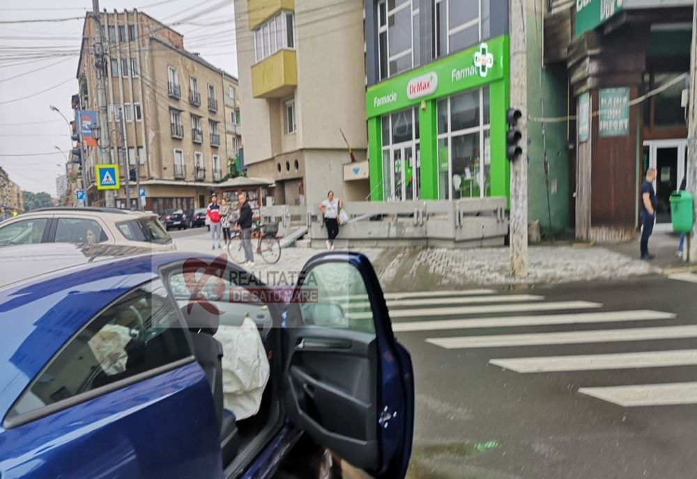 Accident într-o intersecție centrală din Satu Mare. Un șofer a intrat cu mașina pe trotuar  și s-a izbit de un parapet
