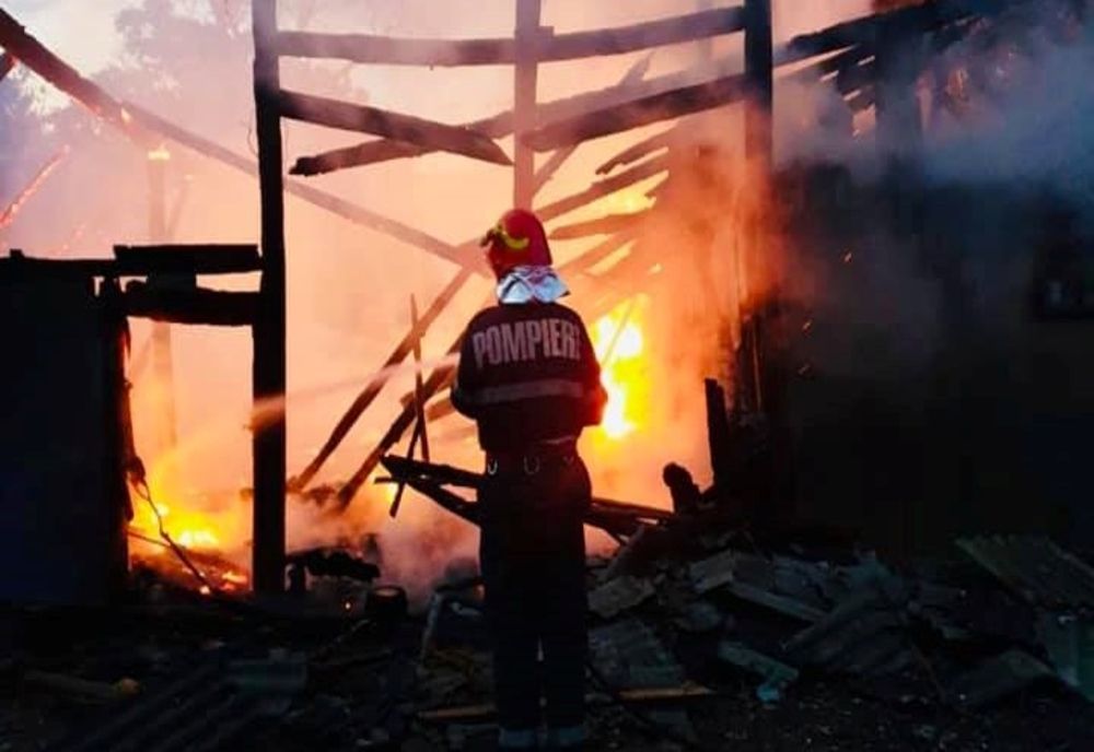 Incendiu la o anexă gospodărească din județ