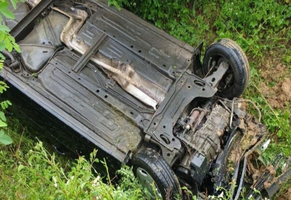 Accident în județ. O șoferiță s-a răsturnat cu mașina