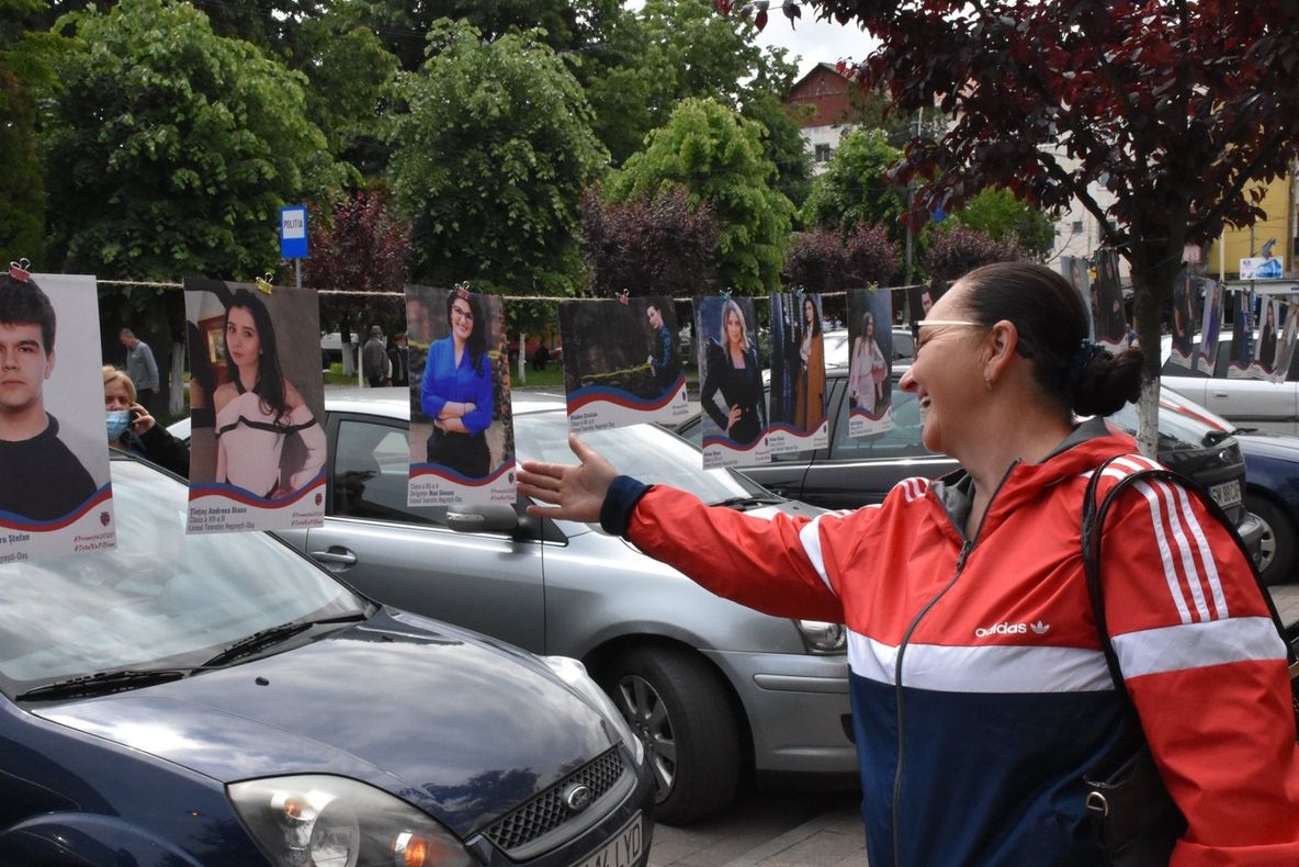 Gest inedit în Negrești-Oaș | Fotografiile tinerilor absolvenți, expuse pe stradă