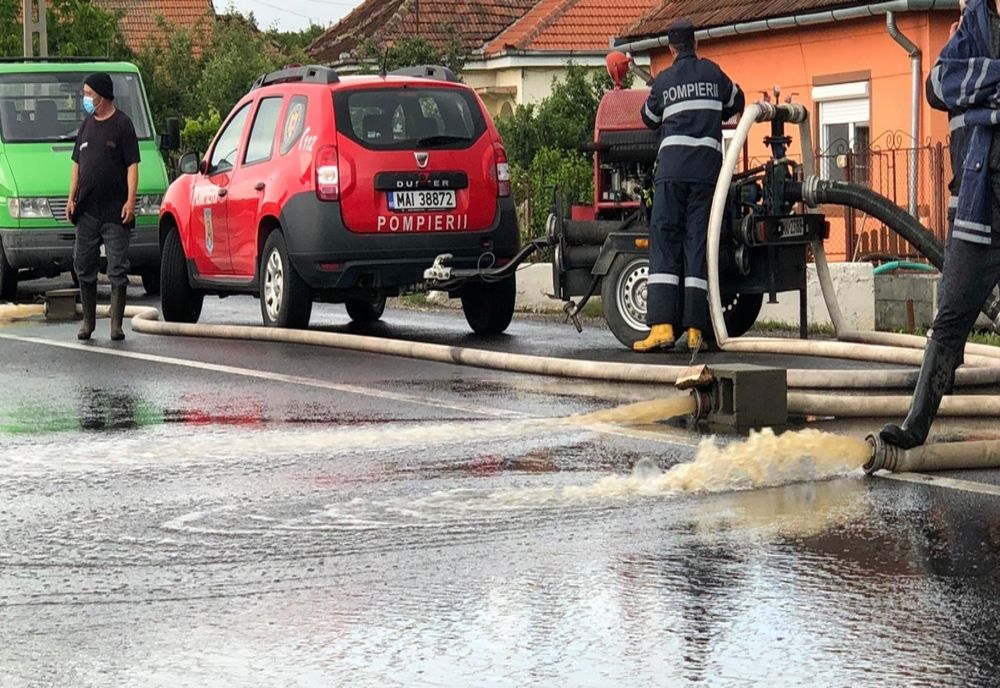 Inundații în județ. Au intervenit pompierii