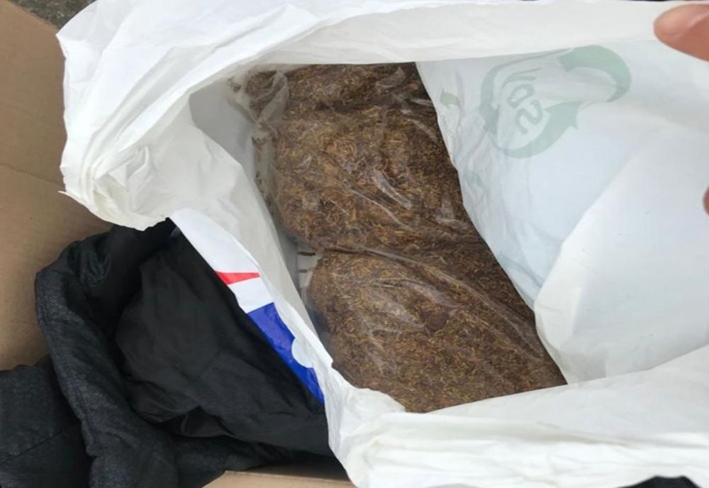 Prins cu tutun de contrabandă cu ajutorul câinelui polițist Athos, specializat în detectarea produselor din tutun