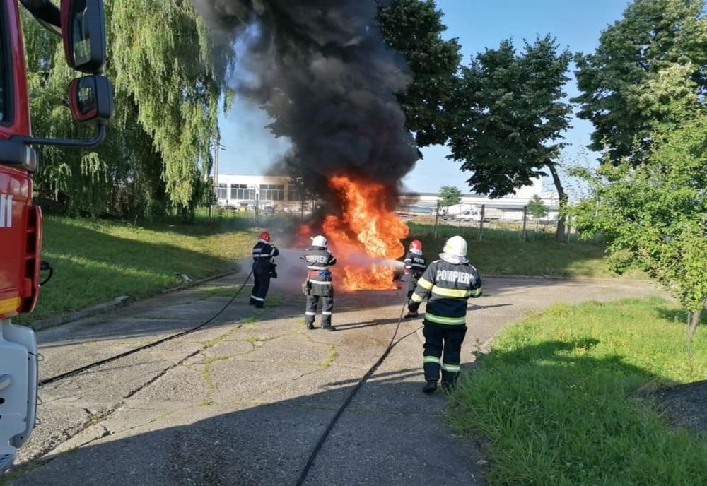 FOTO | Autoturism distrus de flăcări în Negreşti Oaş