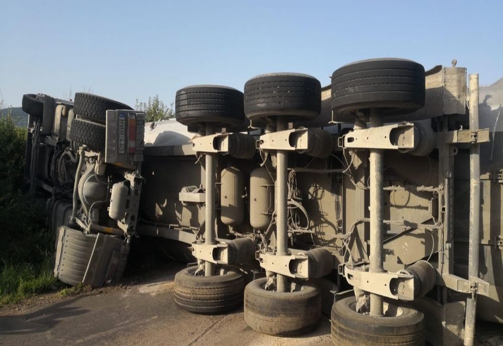 Accident: un camion cu 700 litri de diluant s-a răsturnat pe DN 19A Satu Mare – Zalău