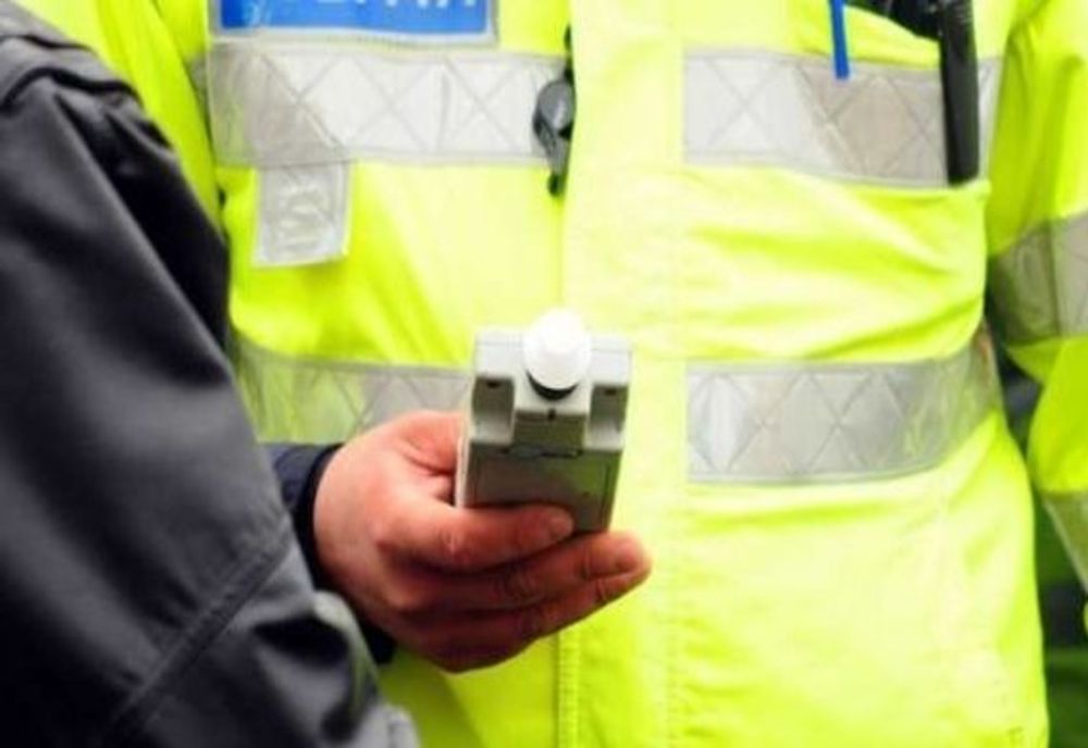 Permisul suspendat şi alcoolemia nu l-au oprit pe un tânăr să se urce la volan