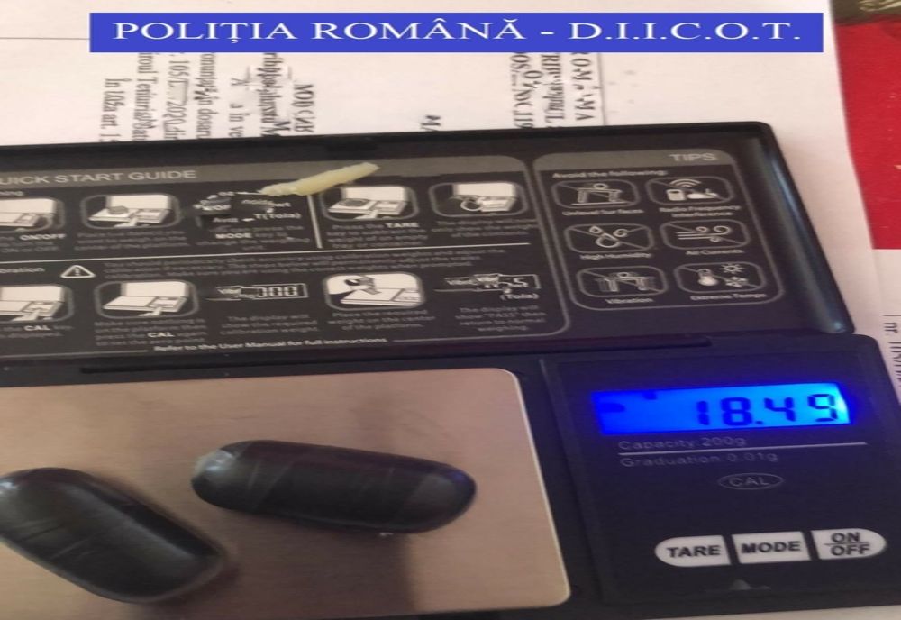 FOTO/VIDEO: Doi tineri din Satu Mare, prinși cu 20 g de cocaină, în urma unor percheziții domiciliare! Ce au mai descoperit polițiștii