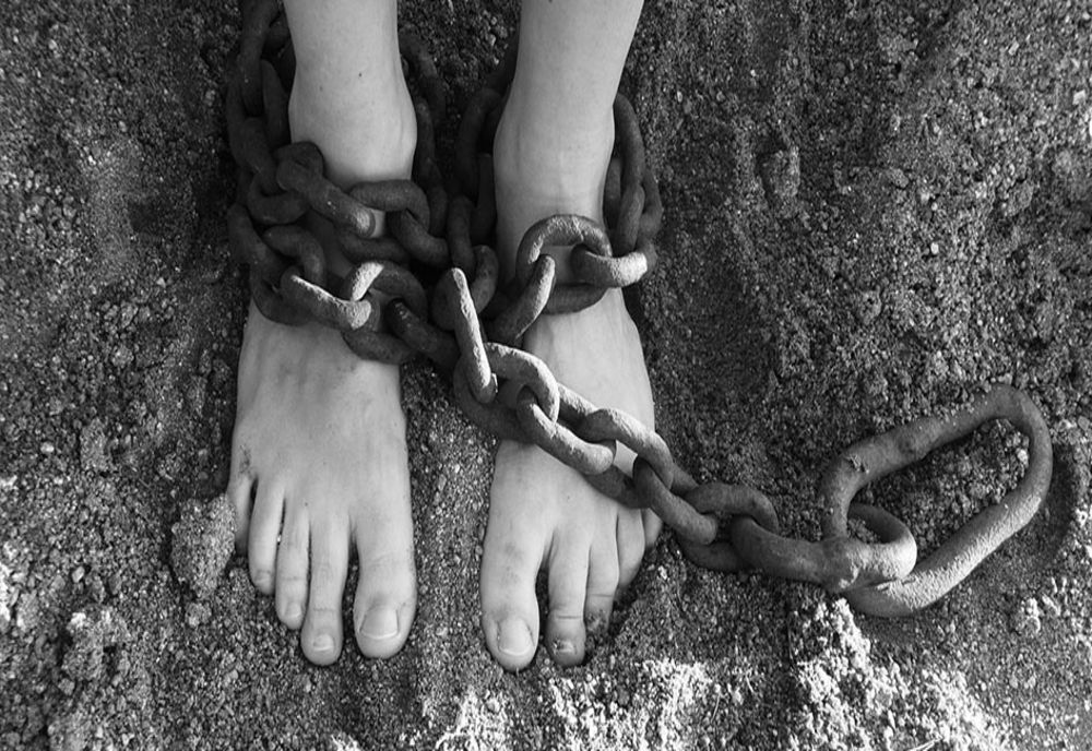 Tânăr tratat ca un sclav de un bărbat din Satu Mare! Procurorii DIICOT au obținut doar arestul la domiciliu