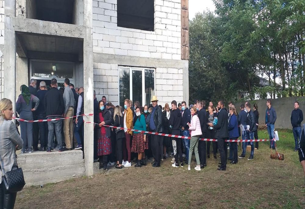 FOTO | Aglomeraţie la o secţie de votare din Bixad! Au fost trimişi jandarmii