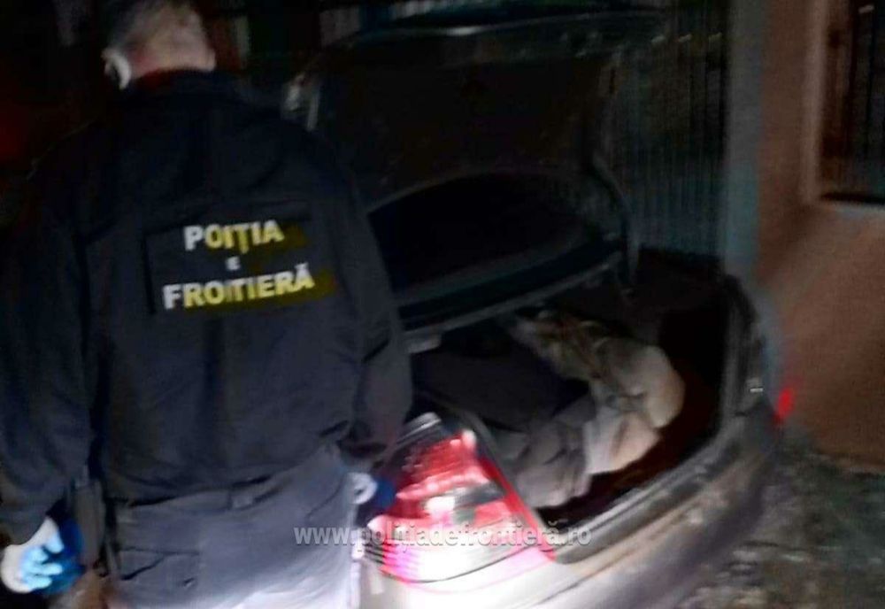 Maşină de Poliţie lovită într-o urmărire în judeţul Satu Mare! Fugarul avea în autoturism 250 de kilograme de pietre semipreţioase
