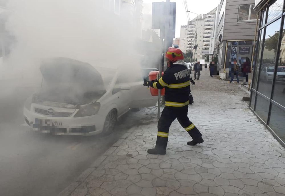 FOTO | Incendiu pe o stradă din Satu Mare! O maşină a fost cuprinsă de flăcări