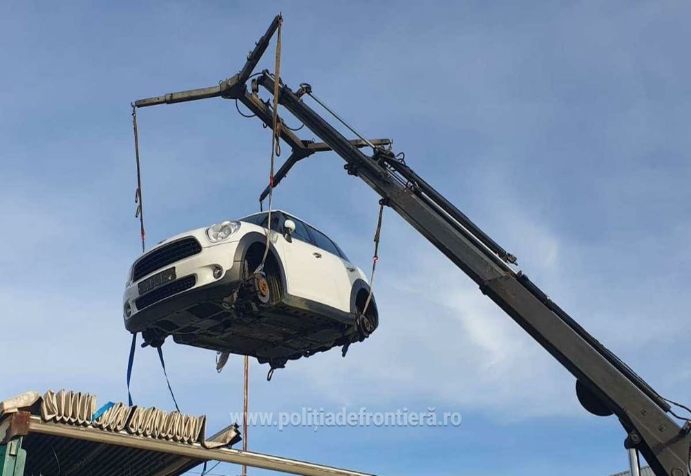 FOTO | Mașină căutată de autorităţile din Olanda, fără plăcuţe de înmatriculare şi roţi, descoperită la Vama Petea
