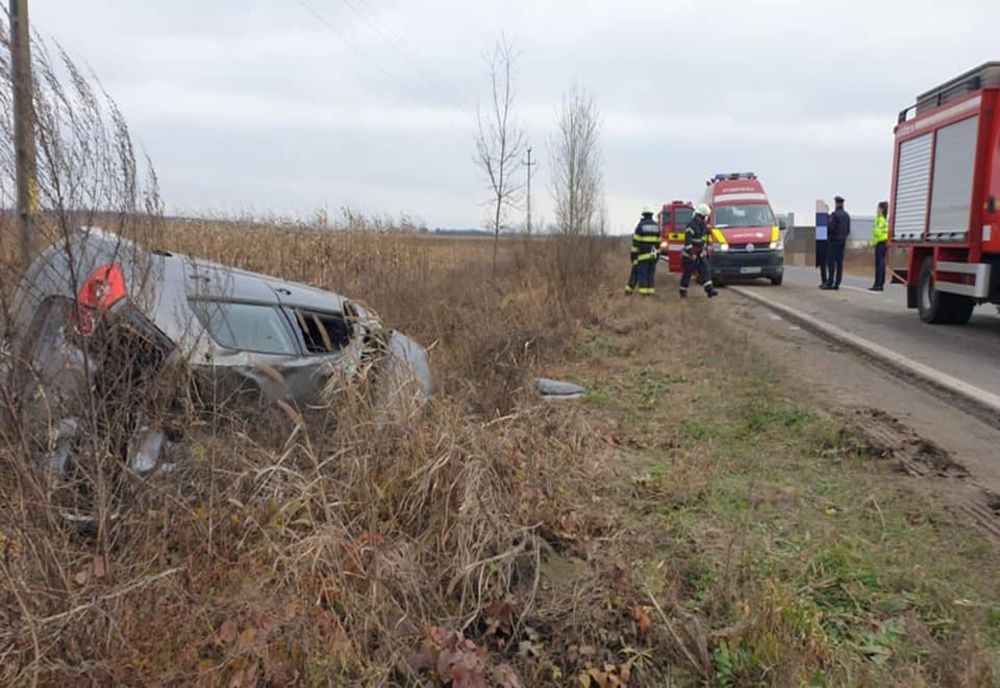 FOTO | Accident în judeţul Satu Mare! O şoferiţă s-a răsturnat cu maşina pe câmp